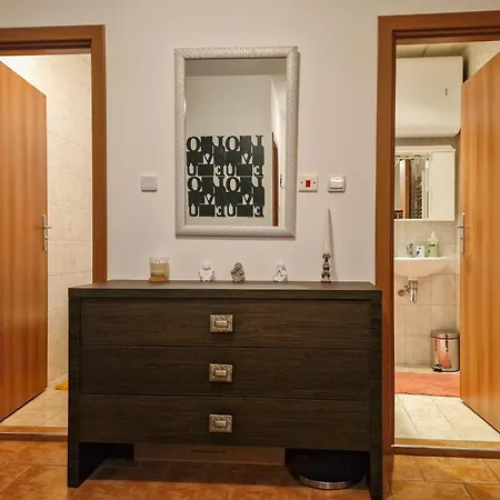 Cozy 2-bedroom With Parking In Old By Flat Mаnager דירה *