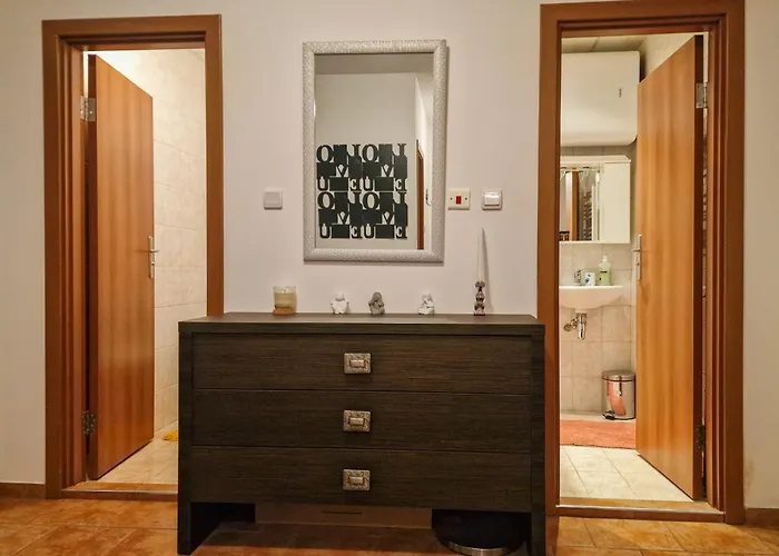 Cozy 2-bedroom With Parking In Old By Flat Mаnager Apartment *